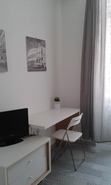 Hostel Ljiljana พูลา ภายนอก รูปภาพ